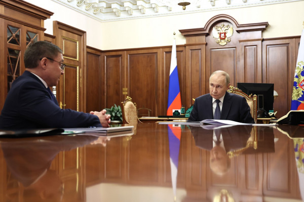 Президент Владимир Путин встретился с секретарём генсовета партии «Единая Россия» Владимиром Якушевым