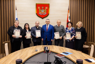 Александр Новиков наградил лучших председателей ТОС и инициативных смолян