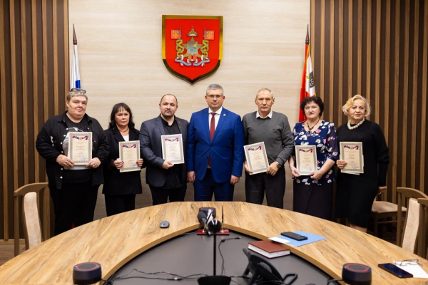 Александр Новиков наградил лучших председателей ТОС и инициативных смолян