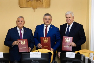 Глава Смоленска подписал трёхстороннее соглашение с профсоюзами и работодателями