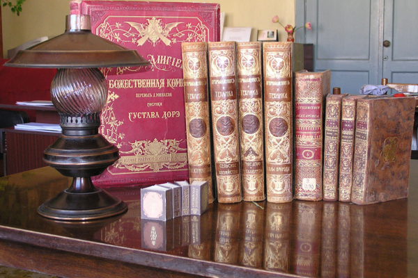 Смоленские налоговики организовали книжный сбор для дома престарелых