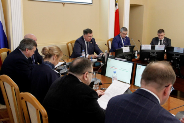 Дополнительные средства будут предусмотрены на организацию бесплатного горячего питания в школах Смоленска – решение принял Смоленский городской Совет