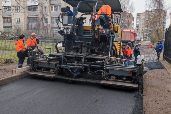 «Смоленскавтодор» обновил дорожное покрытие возле образовательных учреждений Смоленска