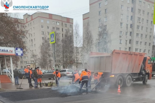 Работы по повышению безопасности дорожного движения проводят на улице Пригородной в Смоленске