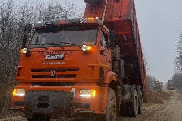 «Смоленскавтодор» в Ярцевском округе проводит работы по улучшению состояние дорожного покрытия