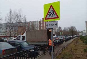 Возле средней школы № 33 в Смоленске установили новые дорожные знаки