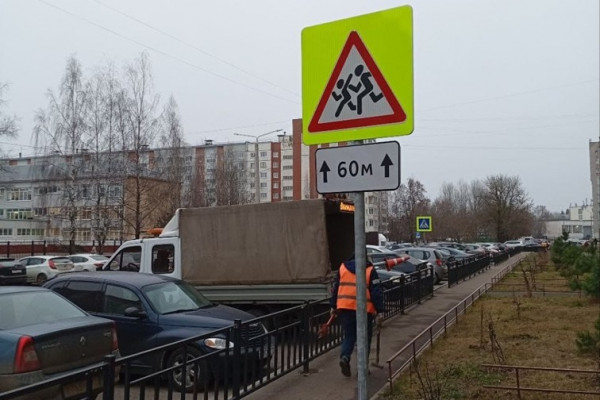 Возле средней школы № 33 в Смоленске установили новые дорожные знаки