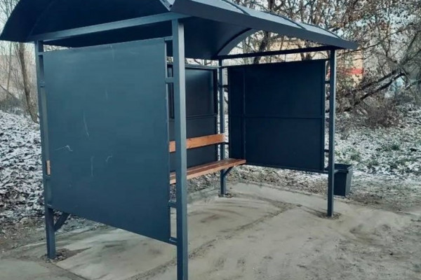 На улице Лавочкина в Смоленске заменили остановочный павильон