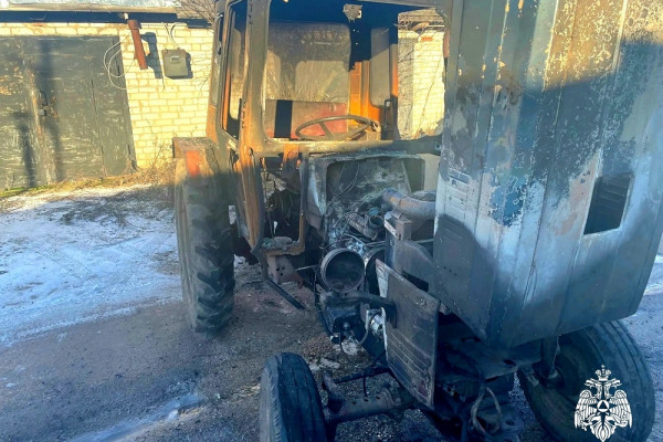 В посёлке Талашкино Смоленского округа горел трактор