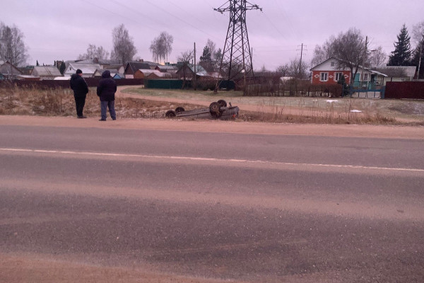 В Рославльском округе отечественная легковушка сбила подростка и опрокинулась на крышу