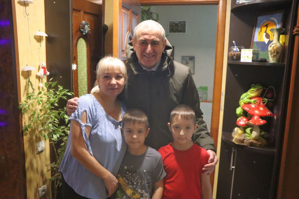 Сергей Неверов исполнил желания смоленских детей в рамках акции «Ёлка желаний»