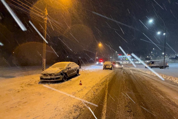 В Смоленске на Киевском шоссе столкнулись автомобили Suzuki и Volkswagen