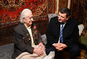 Игорь Ляхов поздравил с наступающим Новым годом ветерана Великой Отечественной войны