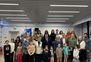 Смоленские семьи получили новогодние подарки от Игоря Ляхова