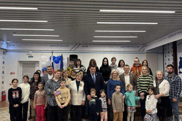 Смоленские семьи получили новогодние подарки от Игоря Ляхова