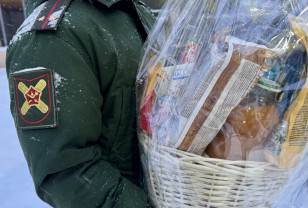 Представители «Единой России» посетили пункт отбора на контрактную службу и передали будущим военнослужащим новогодние подарки