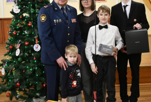 Начальник смоленского УФСИН исполнил новогодние мечты детей сотрудника – участника СВО