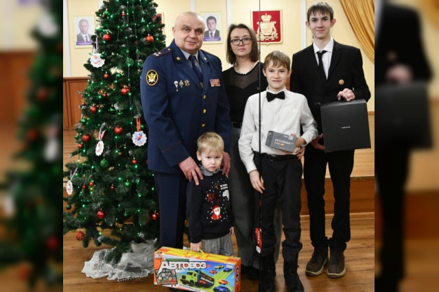 Начальник смоленского УФСИН исполнил новогодние мечты детей сотрудника – участника СВО