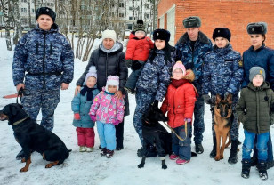 В Смоленске сотрудники УФСИН поздравили с Новым годом малышей из подшефного учреждения