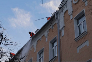 В Смоленске ГУК активно чистит крыши от сосулек и наледи