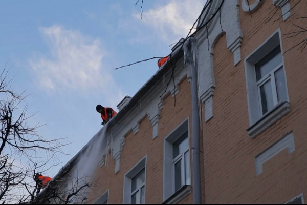 В Смоленске ГУК активно чистит крыши от сосулек и наледи