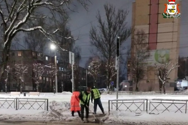 Плановая работа по уборке снега продолжается в Смоленске