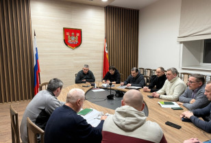 Александр Новиков провёл оперативный штаб по вопросам уборки снега с пешеходных дорожек и тротуаров в Смоленске