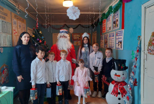 Смоленские транспортные полицейские поздравили школьников с Новым годом