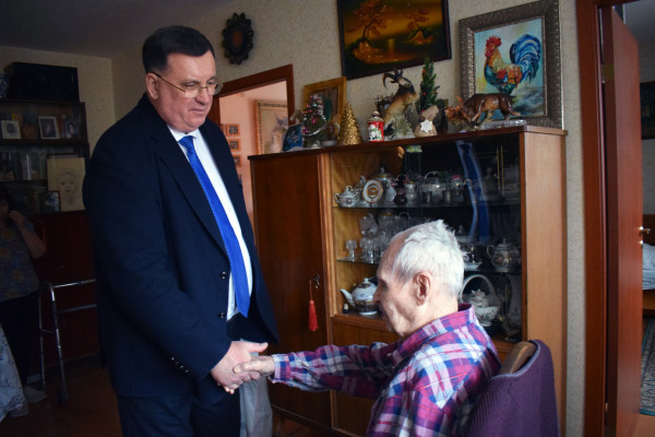 «Единая Россия» поздравила ветеранов Смоленской области с Новым годом и Рождеством