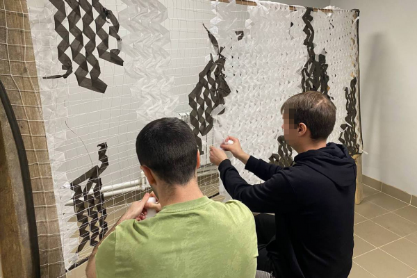 Осуждённые к принудительным работам в Вяземском исправительном центре освоили изготовление маскировочных сетей