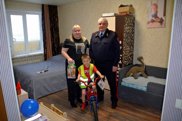 Начальник смоленского УМВД исполнил новогоднюю мечту четырёхлетнего ребёнка в рамках акции «Ёлка желаний»