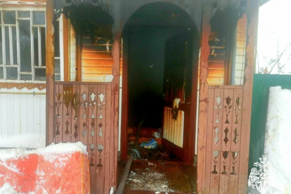 В Демидове спасатели тушили пожар в частном жилом доме