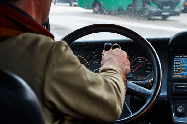 В Смоленской области грузовик врезался в тросовое ограждение
