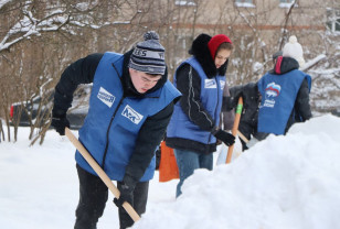 В Смоленске единороссы вышли на зимний субботник