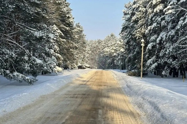 «Смоленскавтодор» проводит систематические работы по уборке снега с пешеходных переходов, остановок и автодорог
