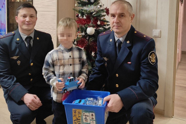 Юные смоляне получили подарки от сотрудников регионального УФСИН в рамках акции «Ёлка желаний»