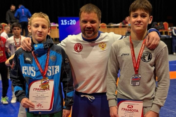 Два смоленских борца стали чемпионами ЦФО по вольной борьбе