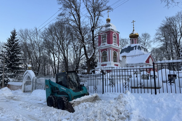 Единороссы расчистили от снега территорию у храма на улице Окопной перед Крещением