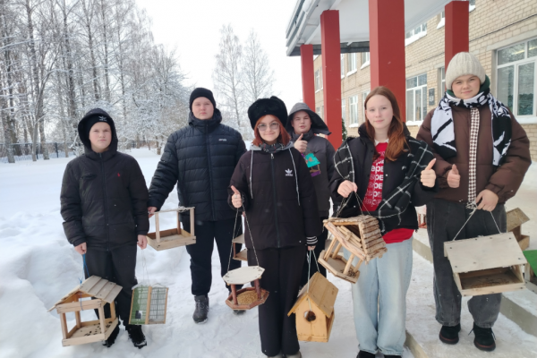 Школьники Кардымовского округа заботятся о зимующих птицах