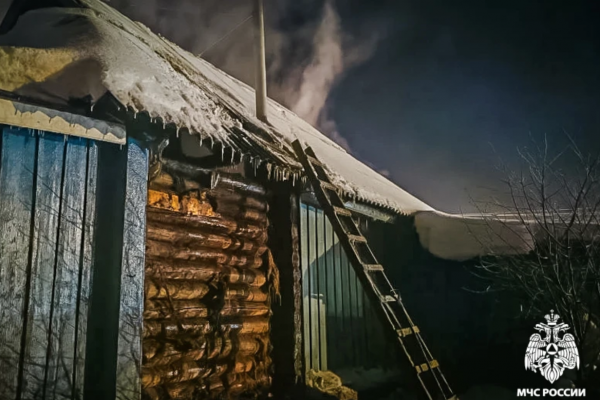 В посёлке Шумячи спасатели тушили пожар в частном доме