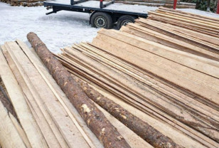 Депутат Руслан Ляхов передал на фронт очередную партию леса