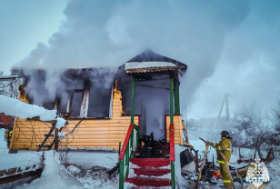 В Смоленском округе хозяин загоревшегося дачного дома получил ожоги