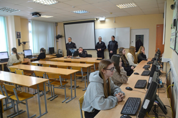 Смоленские студенты прошли «Курс молодого полицейского» в центре профессиональной подготовки УМВД