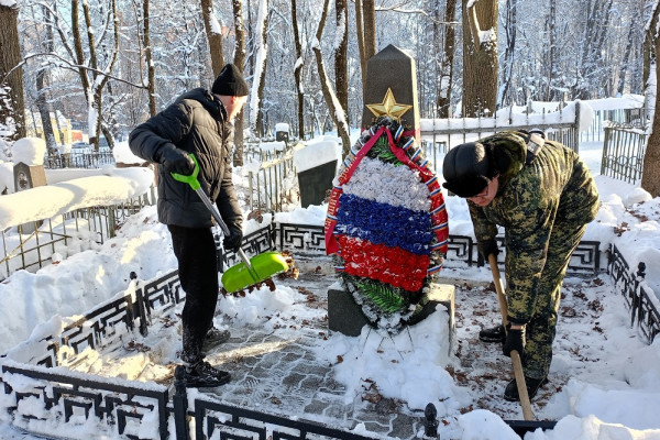 Смоленские поисковики и единороссы приводят в порядок памятные места