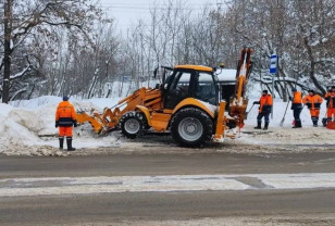Смоленскавтодор продолжает очищать остановки транспорта от снега