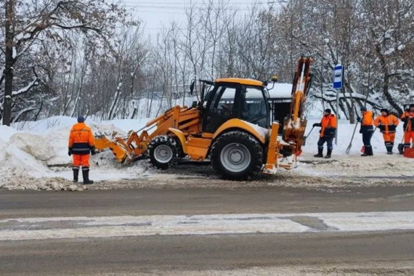 Смоленскавтодор продолжает очищать остановки транспорта от снега