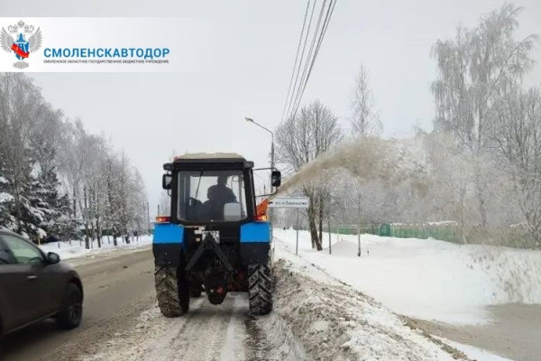 Смоленскавтодор расчищает Киевское шоссе