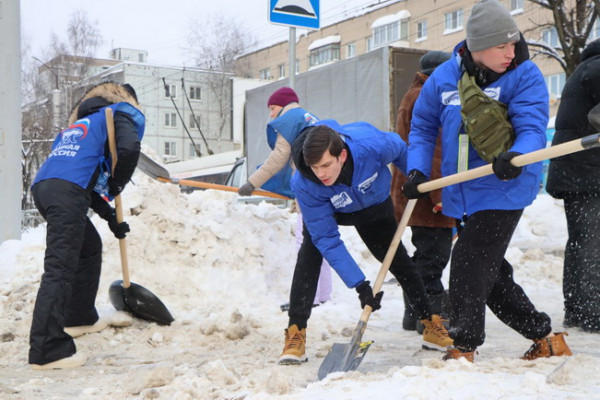 «Единая Россия» организует ежедневные субботники в снежном Смоленске