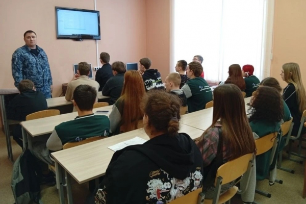 В Дорогобуже сотрудник УФСИН провёл для студентов урок по юридической грамотности