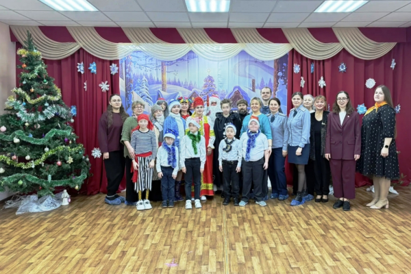 Сотрудники вяземского УФСИН поздравили детей на фестивале «Рождественские встречи»